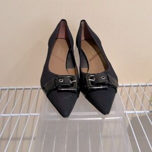 TAHARI Kitten heel with adorable bow detailing Sz. 8.5